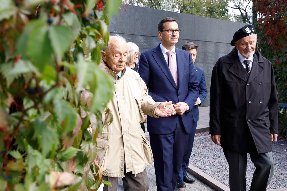 📸 W rocznicę ostatniego dnia powstania, premier <a href="/MorawieckiM/">Mateusz Morawiecki</a> spotkał się z kombatantami i uczestnikami Powstania Warszawskiego w MPW <a href="/1944pl/">MuzeumPowstania1944</a>.
➡️ flickr.com/photos/premier…