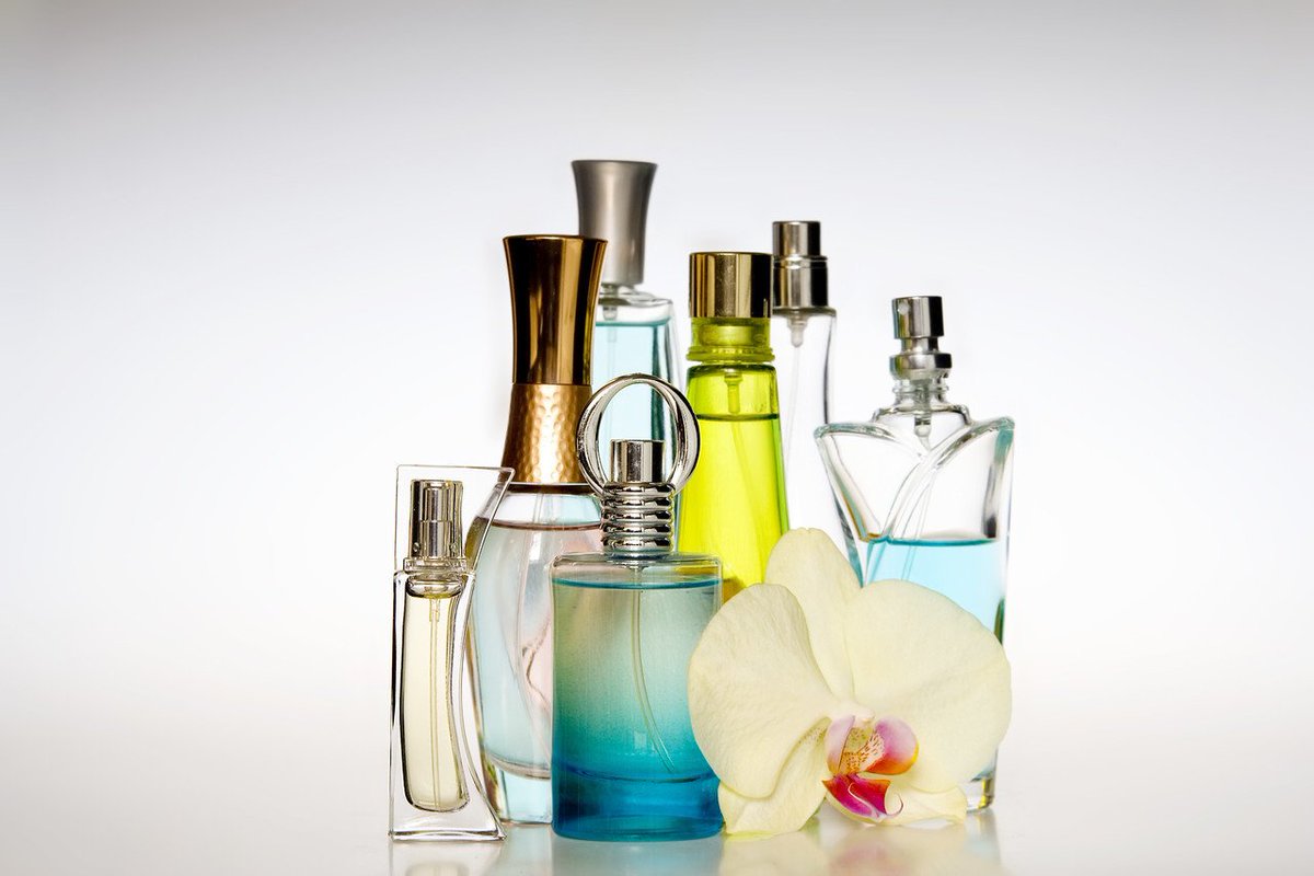 sharonbinns1204's tweet image. I bet you didn't know that #fragrances smell different on different people! This is due to:
Body chemistry
Body temperature 
Your diet 🤔
#Perfume