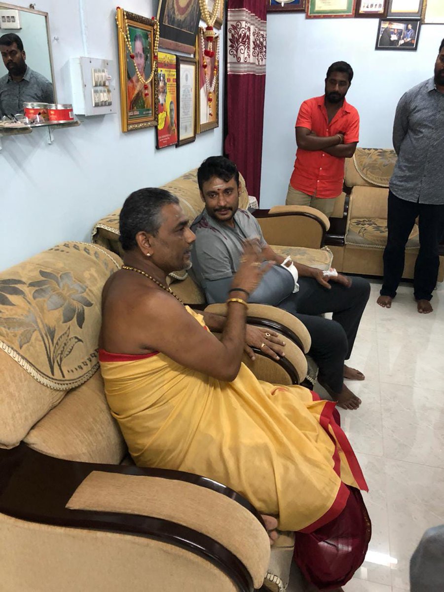 DBossFansGubbi's tweet photo. #Exclusive
ಡಿ ಬಾಸ್ ವಿಜಯಲಕ್ಷ್ಮಿ ಅತ್ತಿಗೆ ಮತ್ತು ಸ್ನೇಹಿತರು ದೇವಸ್ಥಾನದಲ್ಲಿ ಭಾಗಿಯಾಗಿದ ಮತಷ್ಟು ಫೋಟೋ ನಿಮಗಾಗಿ.
#GetWellSoonDBoss
@dasadarshan @dinakar219 @vijayaananth2 @DBossFansGubbi https://t.co/I3Ern38TyA