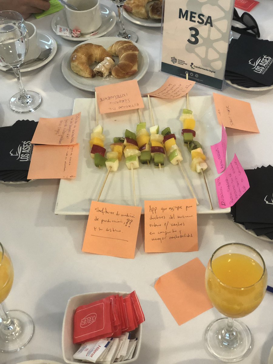 piag's tweet photo. Esto está pasando! #DigiHack #Canvathon en #Cordoba un encuentro en donde pensamos en cómo solucionar problemas de #TransformacionDigital en agro, comercio y metalúrgico https://t.co/VZR4LB4V0H