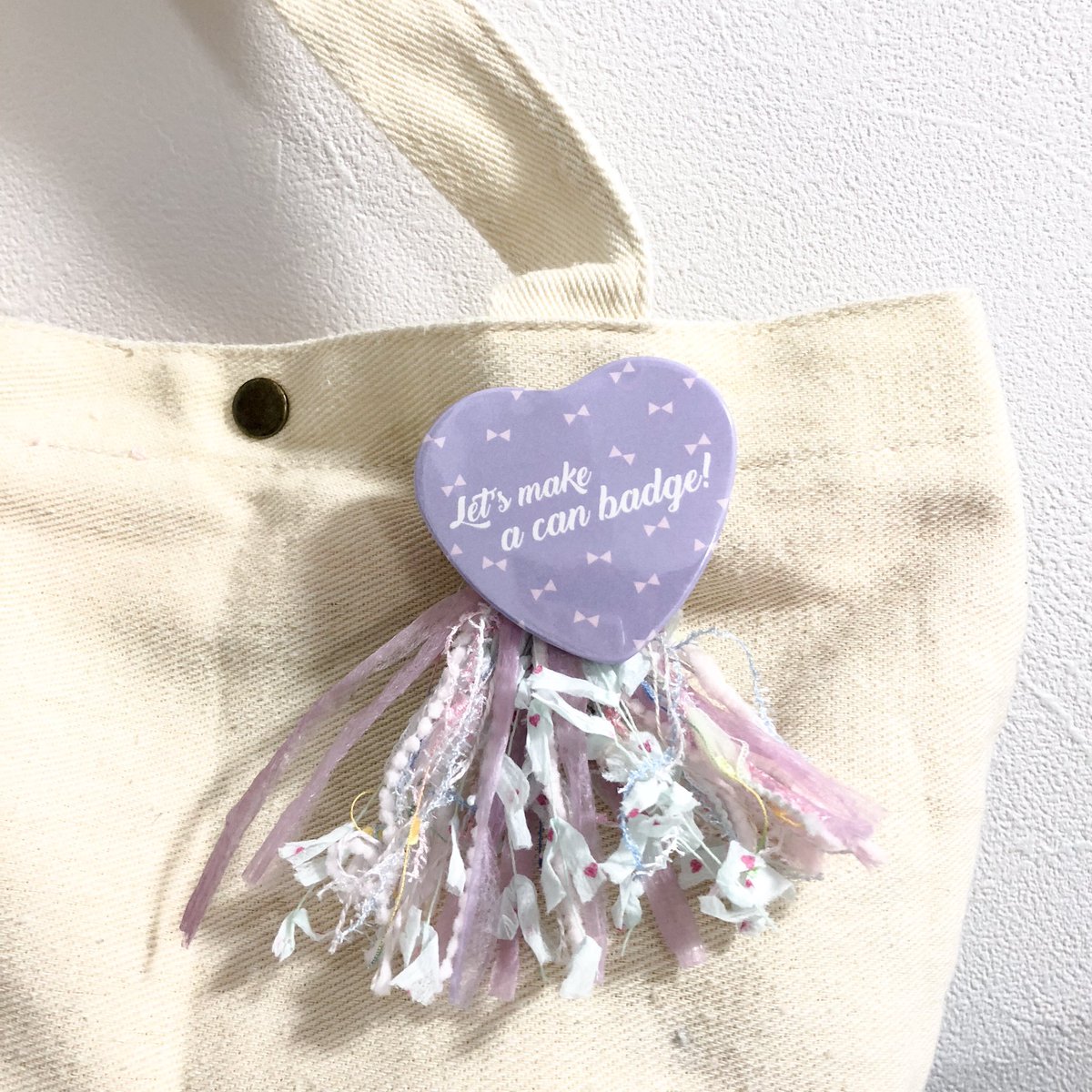 缶バッジの達人 公式 缶まつり開催中 Twitter પર 缶バッジアレンジしてみた 可愛い糸を購入したので 見よう見まねでタッセル風にして バッジにつけてみました バッジは普通にバックに飾るだけだと飽きてきちゃうので こんなひと工夫があるといいですよね