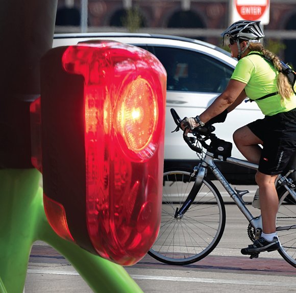 ShareTheRoadTX's tweet photo. 50% of bicycle crash fatalities happened during the dark. A bicycle must have a front light &amp; rear light/reflector. A rear light works best as the reflector doesn't catch light from the side angle as well. #BeSeen https://t.co/IVBlY25WSh https://t.co/f9JkLIxbbc