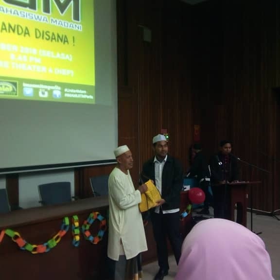 IMAM_UiTMPerlis's tweet photo. [live update]
Acara cabutan bertuah sedang berlangsung...wah, sambil menyelam...minum air ya :)

#Unite4Islam 
#IMAMUiTMPerlis 
#TowardsProfessionalMuslim https://t.co/EQwmrzl1DS