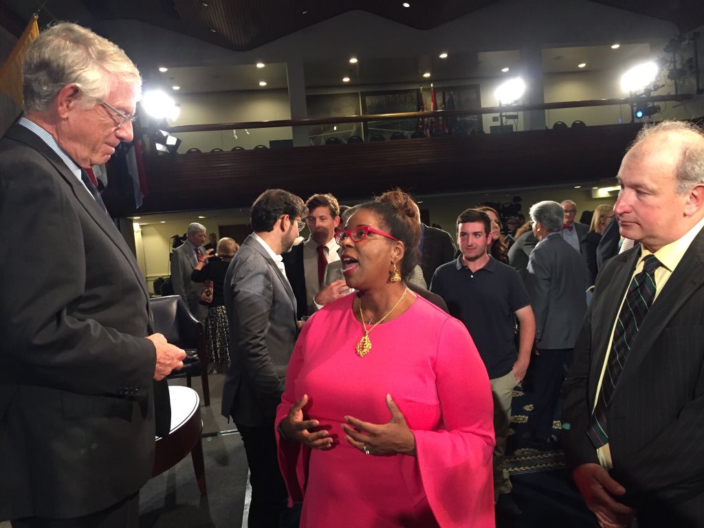 ywalker's tweet photo. Such an enlightening evening at #KalbReport last night: “Journalism in the era of Trump.” I asked Ted Koppel what journalism students needed to know. He said they had to know how to report before opining. I agree. https://t.co/3CpwCWtcdj