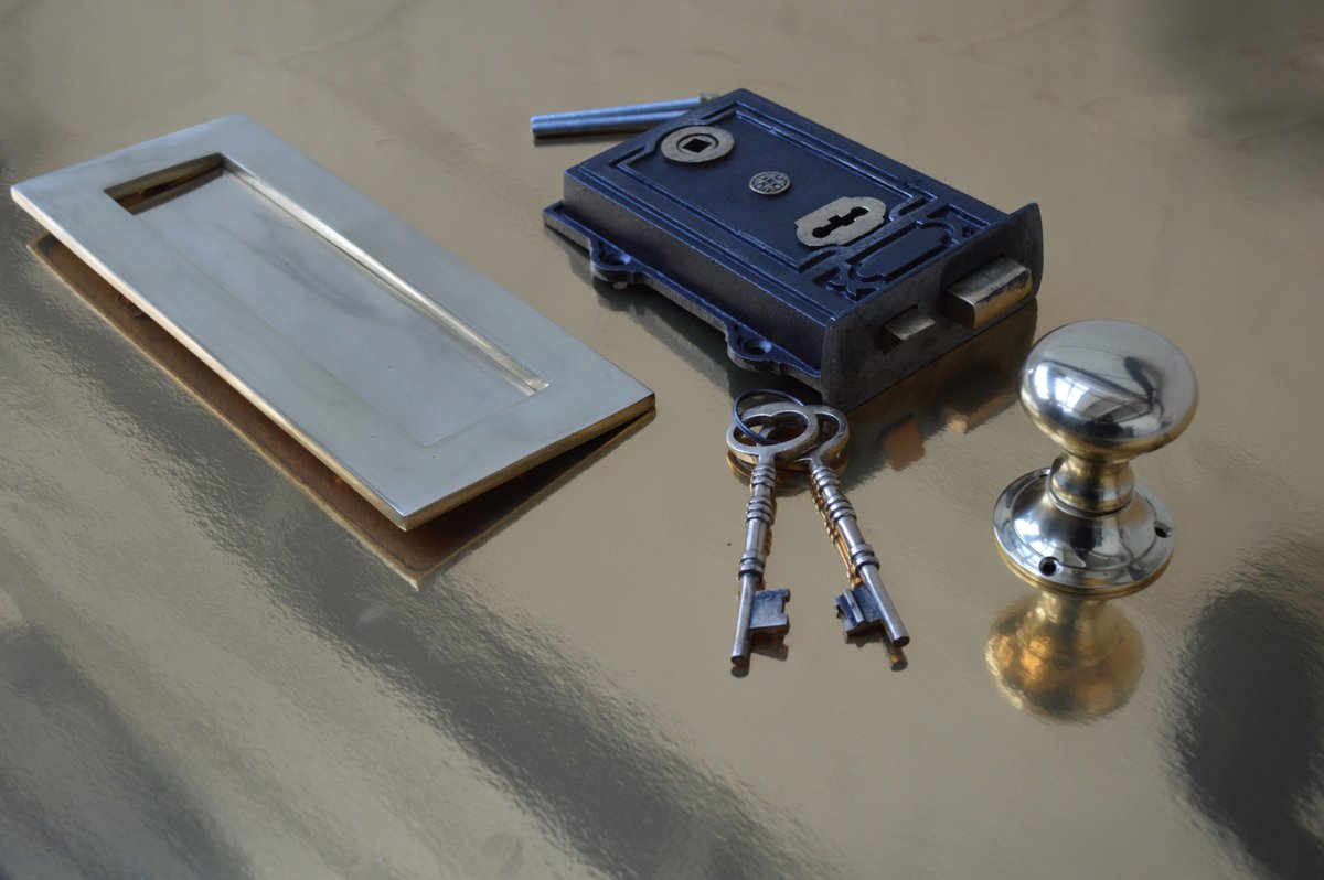 IrnmongeryWorld's tweet image. As October is a #HomeSecurityMonth, why not secure your home with our Devonport Lock with polished brass Victorian knob and letter plate.

#secure #vintagestyle #ironmongeryworld