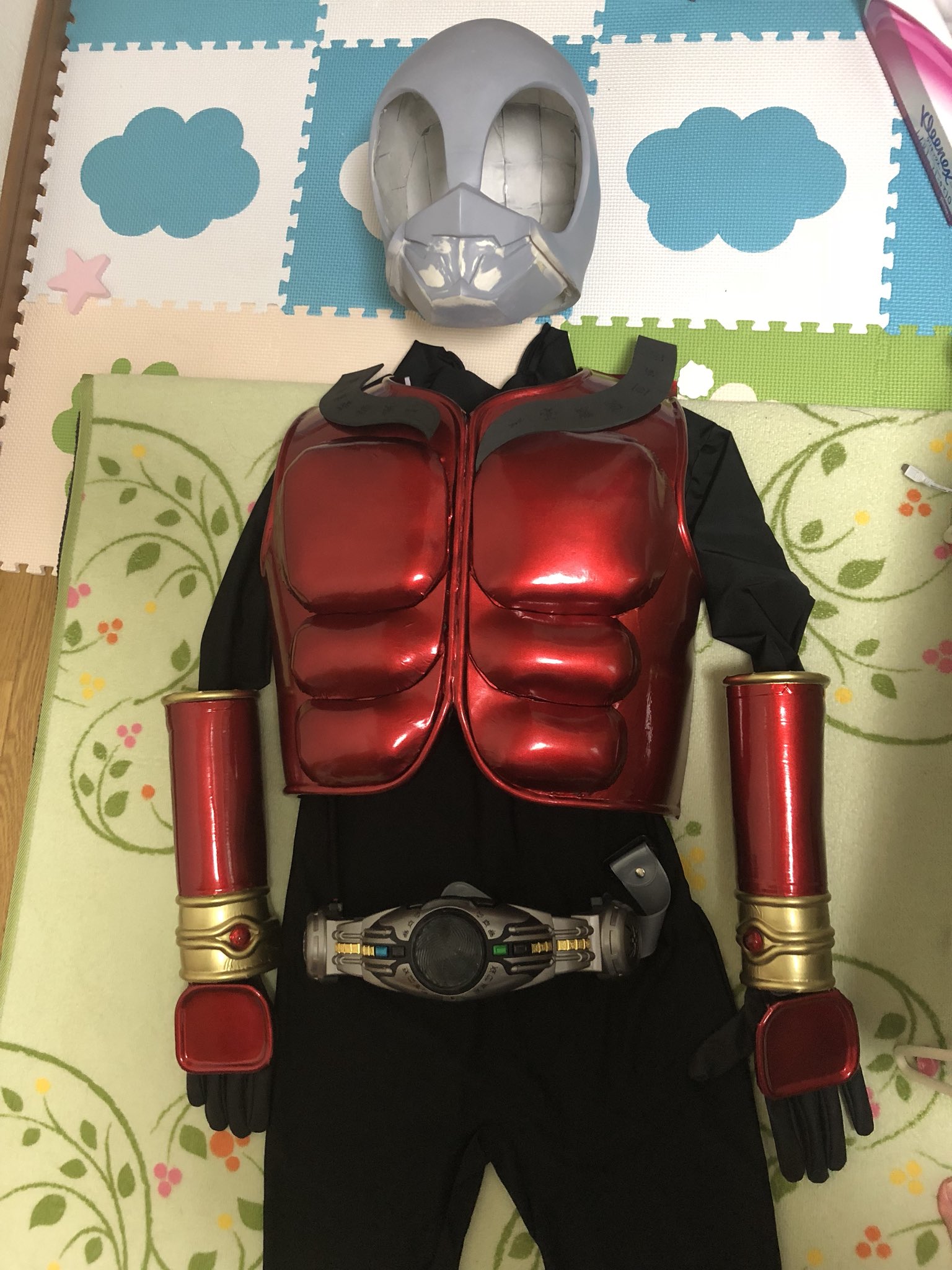 ネ申マ こぬこを家族に迎えた 仮面ライダークウガ 人生初のガワ製作 現在ここまで出来ました 全身写真は初 てか全然形にもならなかったので いろいろ酷い箇所もありますorz まだ肩アーマーやら背中やら碑文やらいろいろ未完成です もちろんマスクも