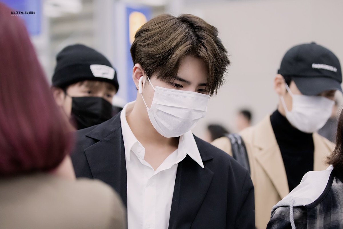 Black_Exclam's tweet photo. 181002 인공 입국
-
 📸📸📸
-
#김세윤 #와우 #WOW #ACE #에이스 
#김와우 #Kimsehyoon https://t.co/SAzvrH2qed