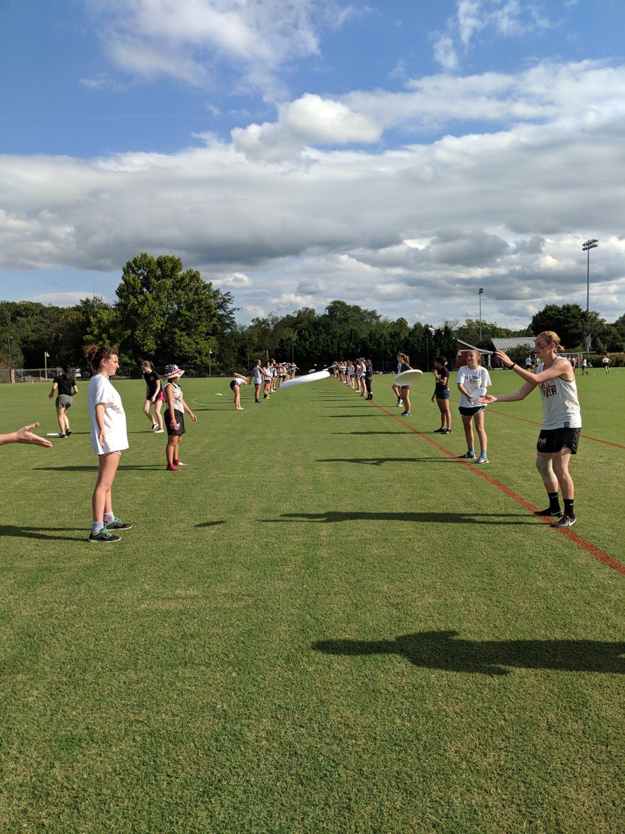 A shot from @randers0n’s Basic Throwing session at the Fusion Skills Clinic! We had throwing pairs span an entire field. 😮

Her team <a href="/TeamJughandle/">Jughandle Ultimate</a> is going to Nationals in San Diego later this month. You can support them here: bit.ly/2IeQhBG