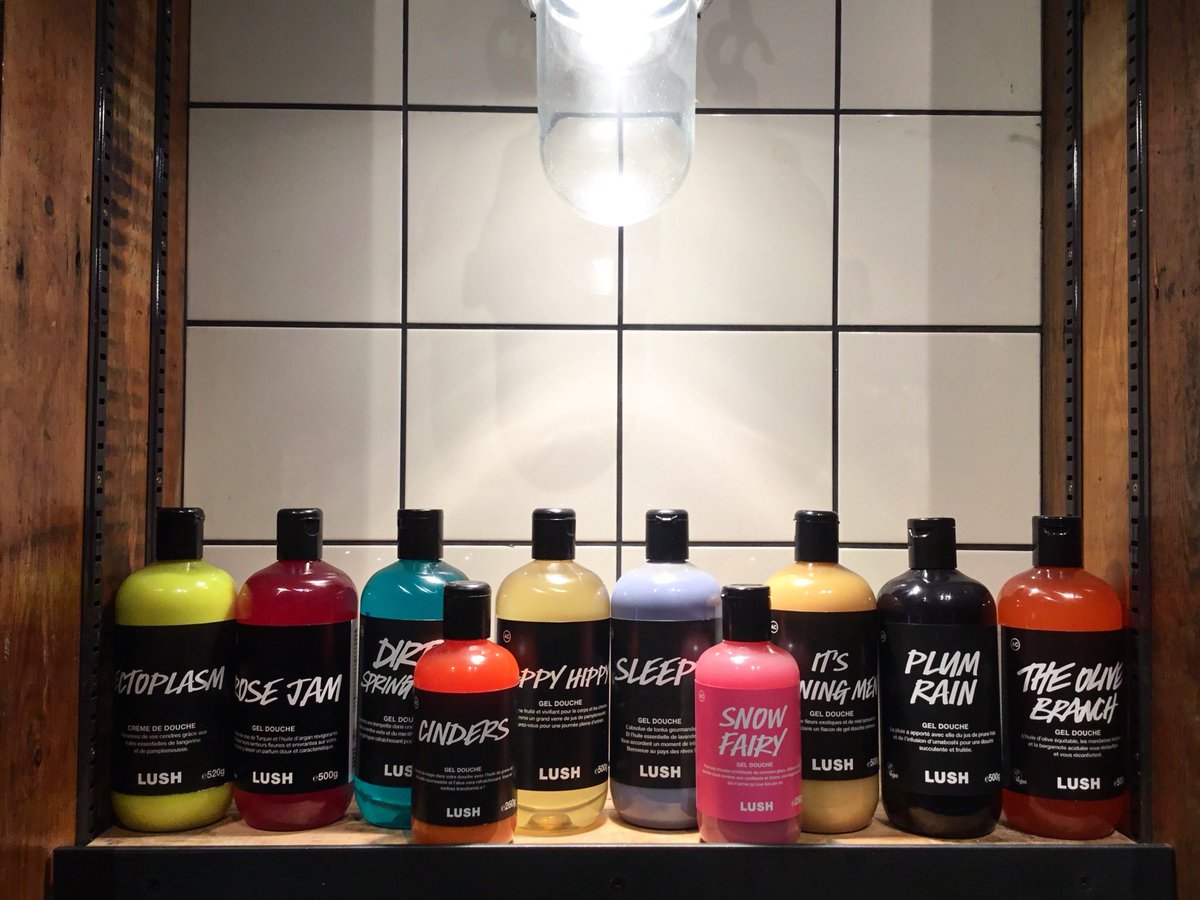 Aujourd’hui, zoom 👀 sur nos gels douches colorés, aux multiples senteurs ! De la fraîcheur de Dirty à la gourmandise de Snow Fairy 🍬 en passant par le réconfort de Sleepy, à chaque émotion son gel douche ! 
#geldouche #lushcosmetics #instamoment #shower