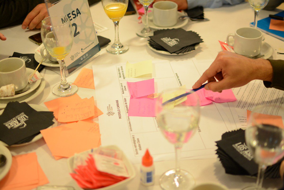 CordobaCluster's tweet photo. Trabajando las ideas innovadoras #Canvathon multisectorial por sectores #SectorTecnológico + #SectorAgro + #SectorMetalúrgico #SectorRetail
by @PatricioMaller @veectorm https://t.co/fnvK3KMkqK