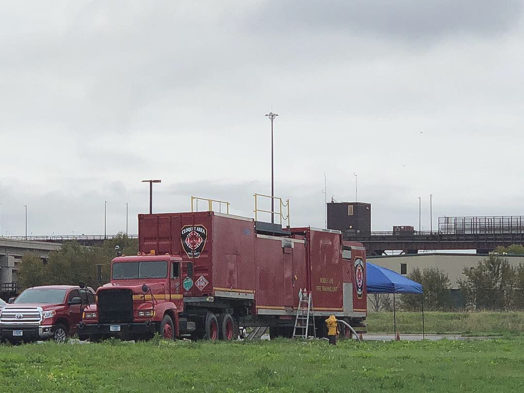 EssentiaDHC's tweet photo. We've had these big red trucks in our parking lot the past couple days. The Duluth Fire Dept is doing some training with some assistance and equipment from the Cloquet Fire Dept. Always exciting things to see here! #edhc #firedept #training #sportsarena #duluth #cloquet https://t.co/eMjuIiFSyL