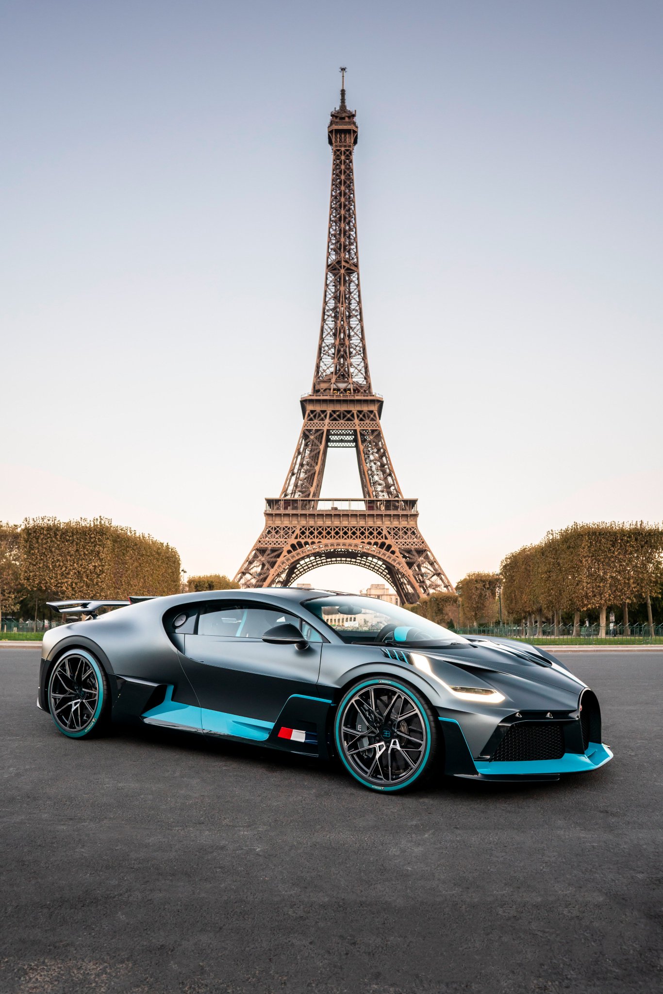 Nếu bạn đam mê sự độc đáo, tinh tế và cá tính, thiết kế xe Bugatti khá là dành cho bạn. Bức ảnh này sừng sững và mạnh mẽ, đưng sau đó là tỉ mỉ và tinh tế. Không đơn giản chỉ là một chiếc xe, mà còn là một tác phẩm nghệ thuật mà bạn chắc chắn sẽ yêu thích.