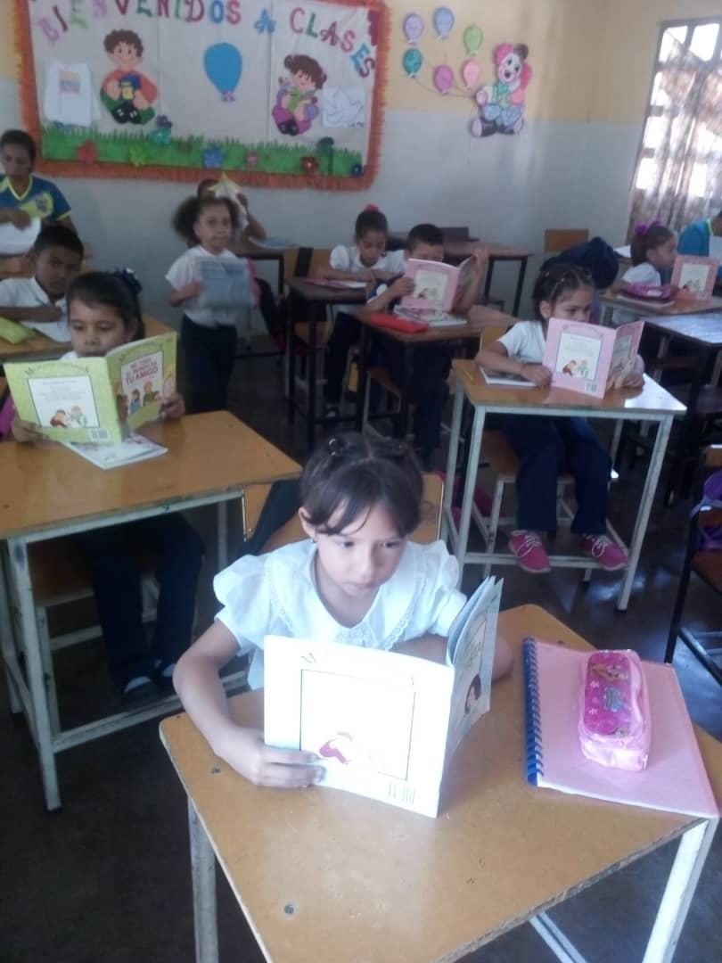 EA_cbittrujillo's tweet photo. Cbit El Cumbe Docente CRA Ana Rondon Promoviendo los Habitos de la Lectura en niños y niñas de 2do Grado UE El Cumbe @tuiteros_vzla @GrimanLaidely @ZonaEduTrujillo @suarezswilson @Fundabitrujillo @psuvaristobulo @vane_prieto @RCcbit_trujillo @Fundabit https://t.co/JPzX5z7VqL
