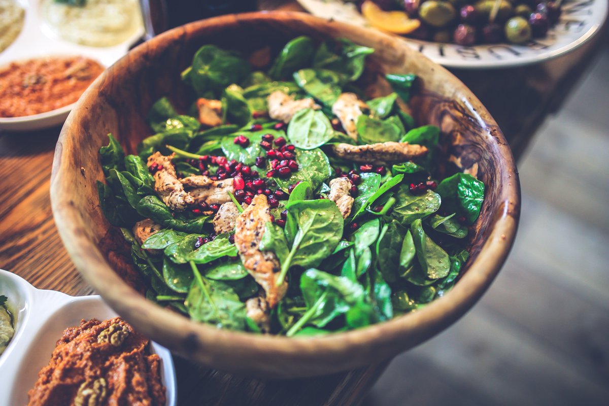 find_fearless's tweet photo. How to eat healthy when traveling! #TravelTuesday #traveltips https://t.co/FeoW20xLPE https://t.co/06fpvOW19o