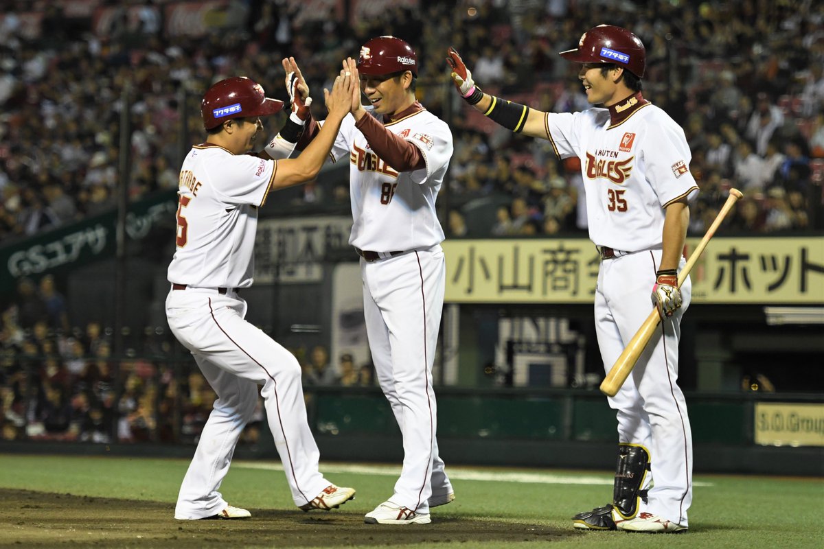 2_AIo44's tweet photo. 10/1 ノックバットを手にする #塩川達也 コーチ。
試合前は愛のこもったシートノック。試合中では1塁コーチャーでランナーに指示を出し、選手がHRを放つとホームに行きハイタッチ。
来季もこの姿を観たい。
#rakuteneagles https://t.co/Bdr70spdSe
