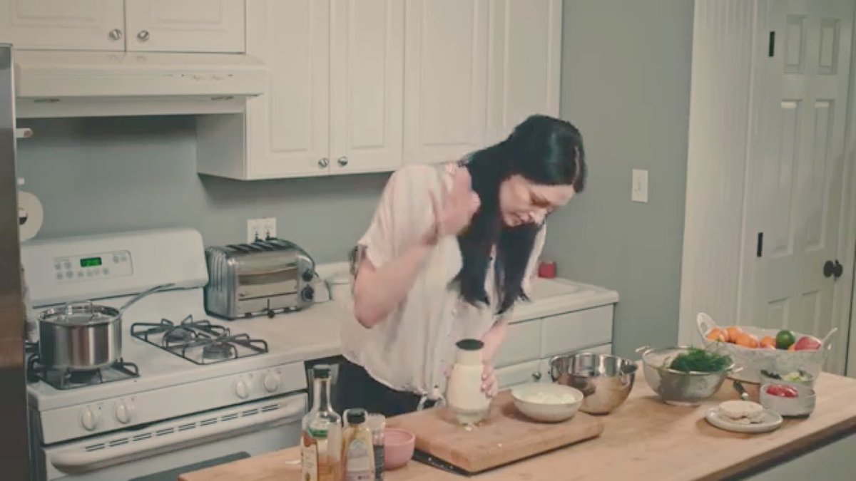 see_fool's tweet photo. Hi Laura @LauraPrepon , thanks for the video I got some #perfectyellow hard boiled 🥚! Here’s my question, why don’t you chop the eggs inside the bowl instead of on the chop board? It could be easier I suppose🤔well, the noise may be a little bit annoying tho 🤪🤪🤪THX! https://t.co/aUTbPq4Rtu