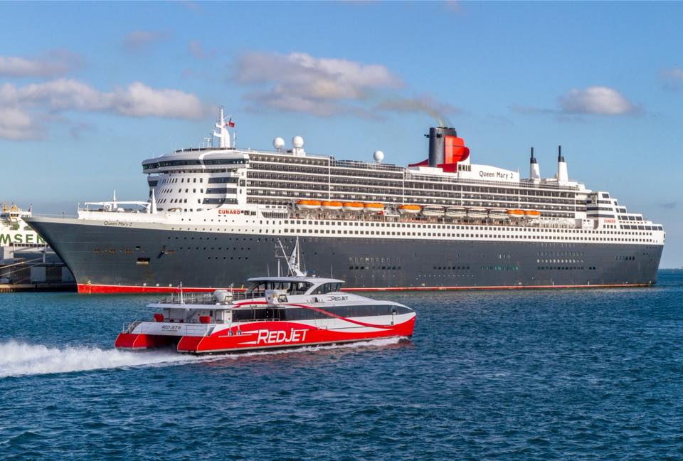 rapidweldingcom's tweet photo. #LittleAndLarge #RedFunnel #IsleofWight #RedJet6 @WightShipyard Great photo of the #RedJet6 leaving Southampton on her way to Cowes and passing the magnificent Cunard liner #QueenMary2 © Justin Merrigan https://t.co/kqktLG6Nbw