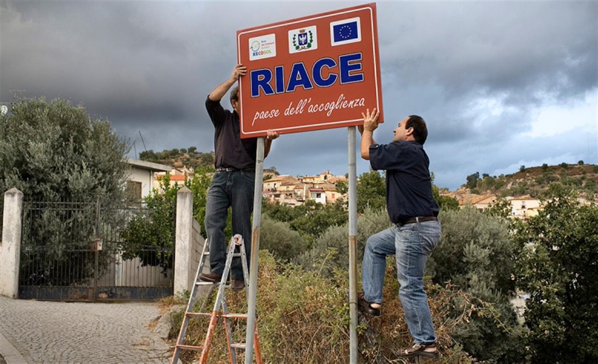Mimmo Lucano è agli arresti domiciliari per reato di solidarietà. 
Il sindaco di #Riace ha inventato uno dei migliori circuiti di economia circolare e solidale per legare la comunità locale ai migranti e richiedenti Asilo. 
#riacenonsiarresta