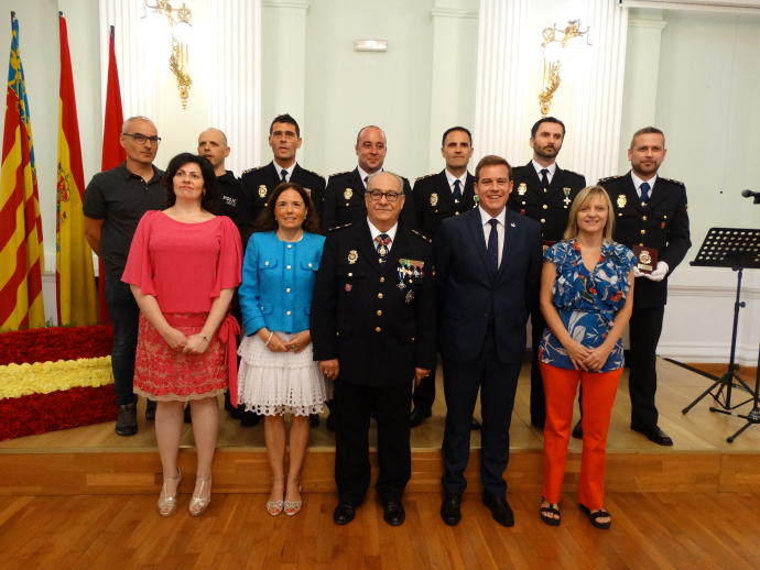 🎖 Insignia de la Policía de #Xàtiva al fotógrafo de <a href="/levante_emv/">Levante-EMV</a> por ayudar a resolver un caso levante-emv.com/costera/2018/1…