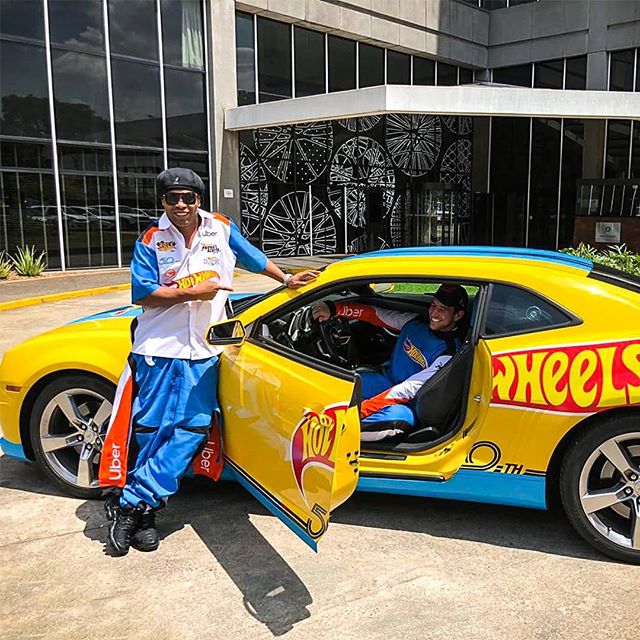 Rolê do bruxo! Vocês dizem que sou o rei do rolê aleatório, por isso não poderia perder o #rolêHotWheels . Hoje estou no Hot Wheels Camaro. Hoje, quem pedir um #Uberx pode ter a chance de andar no carro comigo!!! Espero vocês para gente comemorar os 50 anos de Hot Wheels juntos!