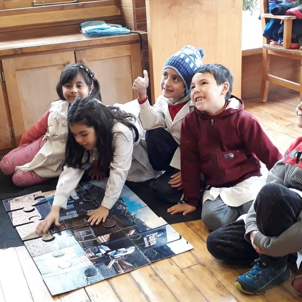 MuseoChe's tweet photo. CONTINUAN LAS VISITAS DE ESCUELAS A LA PASTERA
 continúa con su programa de visitas de las escuelas argentinas. En esta oportunidad el museo recibió a estudiantes primarios de la Escuela N° 142 del Barrio El Arenal de San Martín de los Andes. https://t.co/oVIFoRDOUo