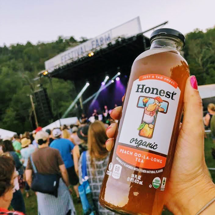 CokeNortheast's tweet photo. Nothing but good times &amp; good tea at the #FestivalAtTheFarm with @HonestTea's Mobile Tea Garden! 🍃🍑 #HonestTea #RefreshinglyHonest #Organic https://t.co/tm7crlCH6z