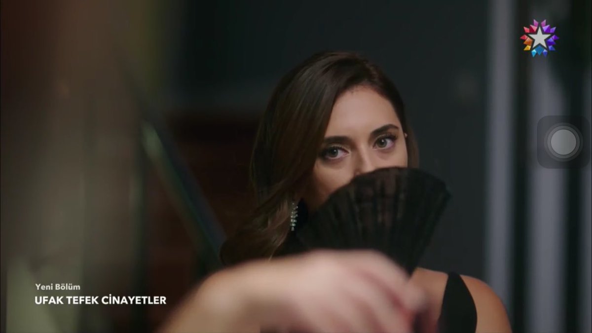 Gerçekten de dediğini yapmış elini balığa sürmemiş 😢 #merker #UfakTefekCinayetler Merve resmen ağlamamak için daha sıkı salladı o yelpazeyi