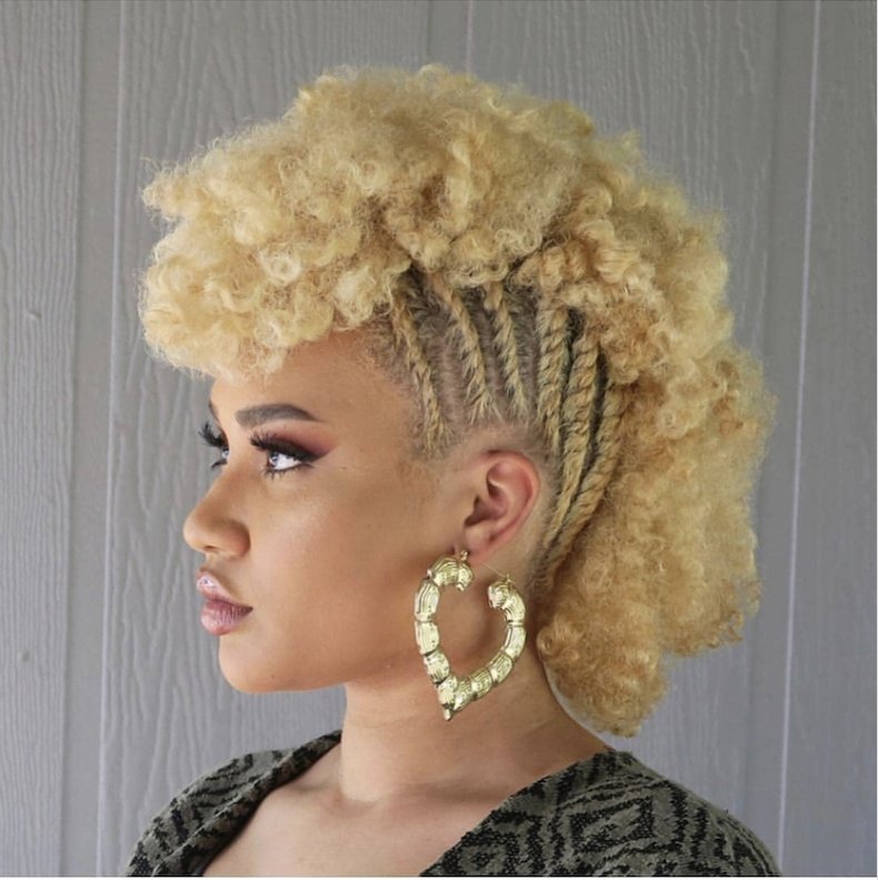 PRECIOUS_Awards's tweet photo. Blonde👏🏾 Frohawk 😍and those earrings sis! @_Lavidarosa_ You didn’t come to play! 💁🏾
.
.
#Frohawks #colouredhair #girlswithcurls #naturalhairstyles #blackhair #thickhairdontcare #hairinspo #teamnatural https://t.co/v4nvwB7gyz