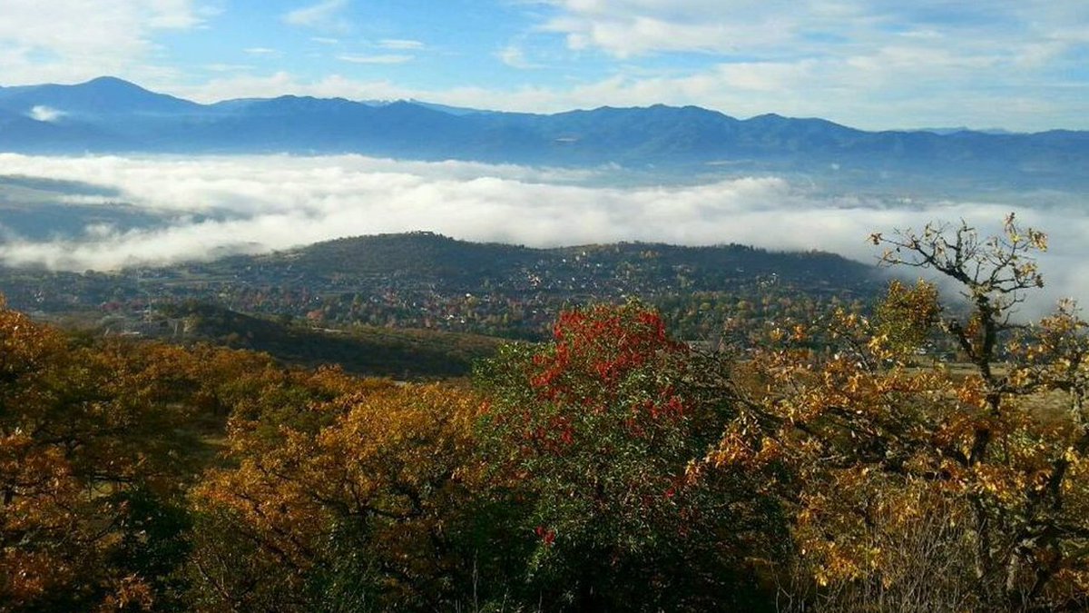 TravelOregon's tweet image. Get outside this autumn. Try these favorite fall hikes: b.link/fall40