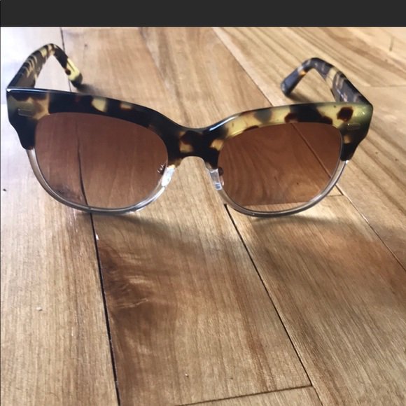 SplitRiverCo's tweet photo. So good I had to share! Check out all the items I'm loving on @Poshmarkapp from @ShopPurpleDoor #poshmark #fashion #style #shopmycloset #gucci #missonifortarget #windsor: https://t.co/8yDkBEOJHB https://t.co/kCKfkl6oq2