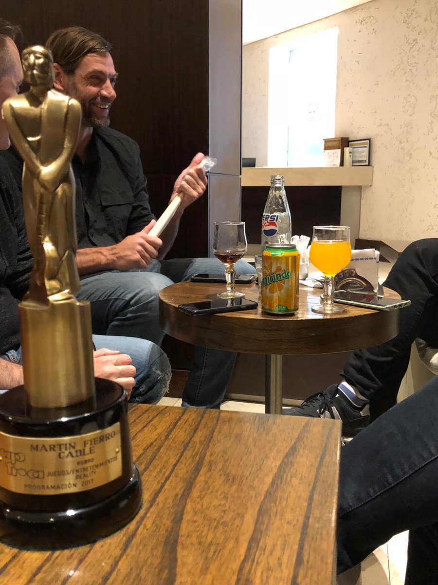 GPSportsArg's tweet photo. Con ustedes: el ganador del Martín Fierro en el rubro Juegos / Entretenimientos / Reality. El gran @obricio7 y su tan preciada estatuilla. ¡Una vez más felicitaciones Fabri! #MFCable2018 • #TeamGPSports • https://t.co/W7x3wMuEBa
