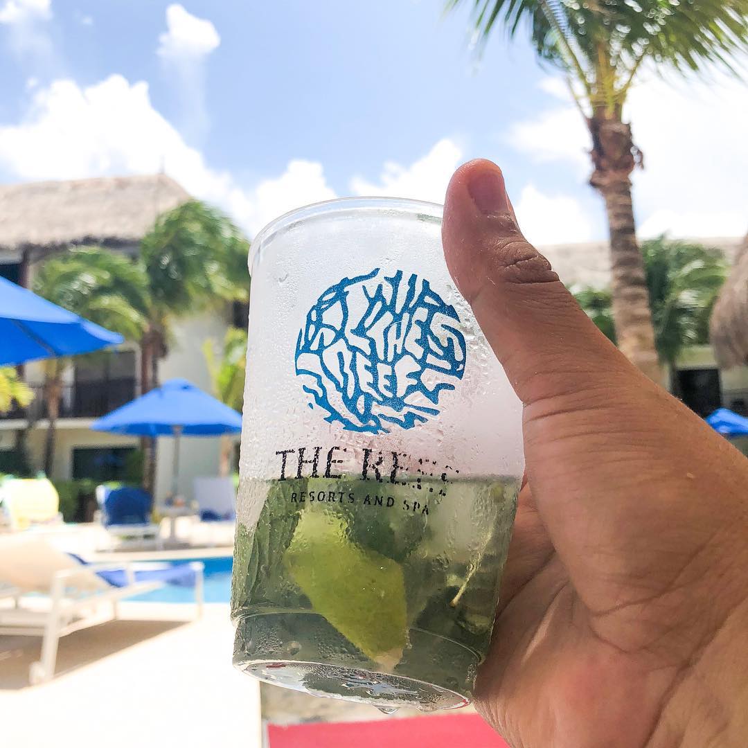When in paradise, a mojito and a poolside view are all you need for an unforgettable vacation. | photo: mogurod