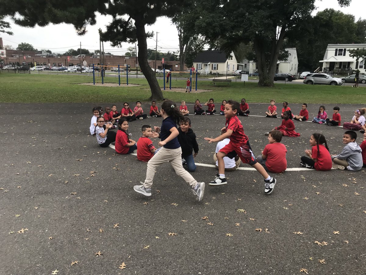 amagnolo's tweet photo. Working together and cheering each other on while learning a new game with our friends from Ms. Cosmaβs class! ππ½ββοΈππ½ββοΈ #duckduckgoose #firstgradefun #moveandlearn @WeAreHTSD @YHealthyU @GEWILSONSCHOOL @ccosma25 https://t.co/ltTPxSUbNp