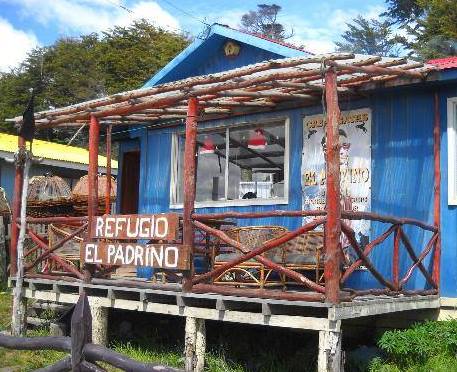 Refugio El Padrino, te invita a compartir en un ambiente lleno de personas con historia de todo el mundo en Puerto Williams...
#islanavarino #endoftheworld #elverdaderofindelmundo 
visitnavarino.com/alojamientos
