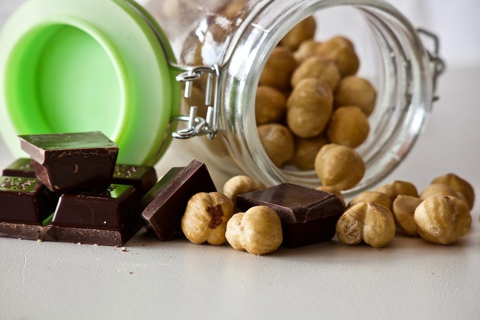 Anna_and_Sarah's tweet photo. Chocolate and hazelnuts, perfect pair to make your day - or nigh! 🐿❤
To have some delicious and crunchy raw hazelnuts, check our online store! 

https://t.co/1hq3TdbI4b

#nuts #driedfruits #healthy #healthbenefits #hazelnuts #hazel #chocolate #nutrition  #annaandsarah https://t.co/PDlIsRZ5mq
