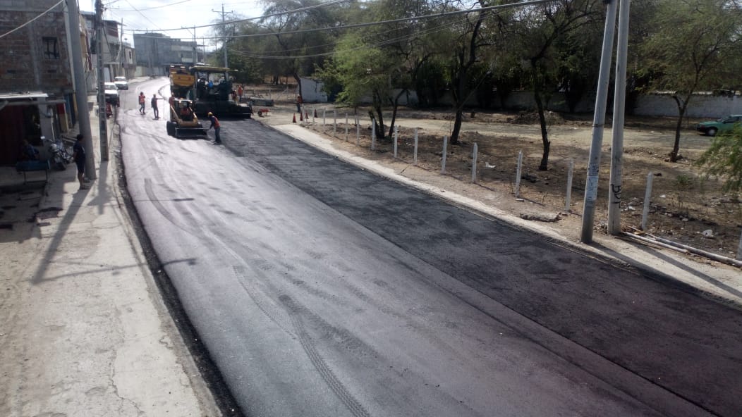 manta_alcaldia's tweet photo. EN ESTE MOMENTO.

Se continúa con los trabajos de pavimentación sobre la #Calle12, que comprende desde la #Avenida35 hasta el redondel de la Universidad.🚜🚧👷🏽‍♂️.

Posteriormente se continuará con el siguiente tramo que comprende desde la #Avenida35 hasta la #Avenida24. https://t.co/0LXjz0by2R