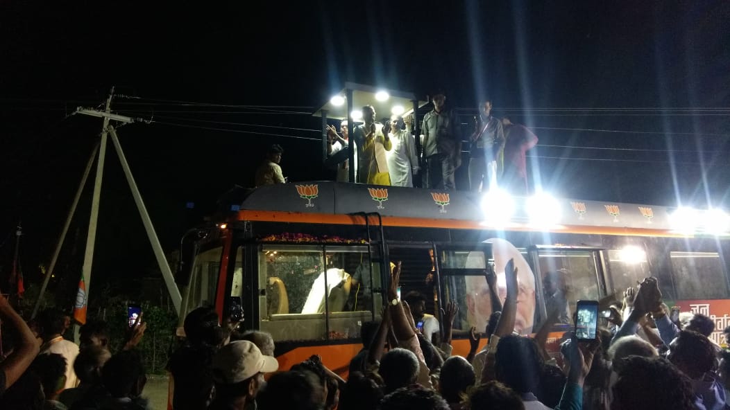 AbharYatra's tweet photo. #JanAshirwadYatra का डुंगरिया में क्षेत्रीय नागरिकों ने शानदार स्वागत किया। मुख्यमंत्री श्री @ChouhanShivraj ने हृदय से आभार व्यक्त किया और भाजपा को जीत दिलाने का संकल्प दिलाया। https://t.co/FIMsQ8F43O