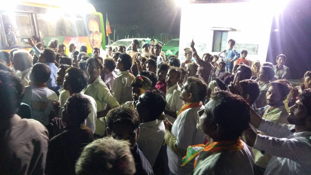 AbharYatra's tweet photo. #JanAshirwadYatra का डुंगरिया में क्षेत्रीय नागरिकों ने शानदार स्वागत किया। मुख्यमंत्री श्री @ChouhanShivraj ने हृदय से आभार व्यक्त किया और भाजपा को जीत दिलाने का संकल्प दिलाया। https://t.co/FIMsQ8F43O