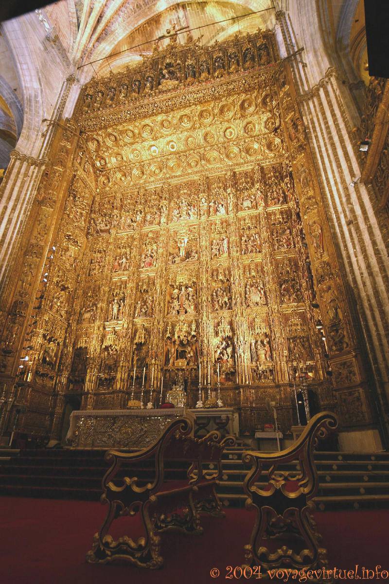 El retablo mayor de la catedral de Sevilla está considerado como el más grande de la Cristiandad. 

Diseñado en 1482 por el escultor flamenco Pedro Dancart, se realizó a lo largo de más de 80 años.