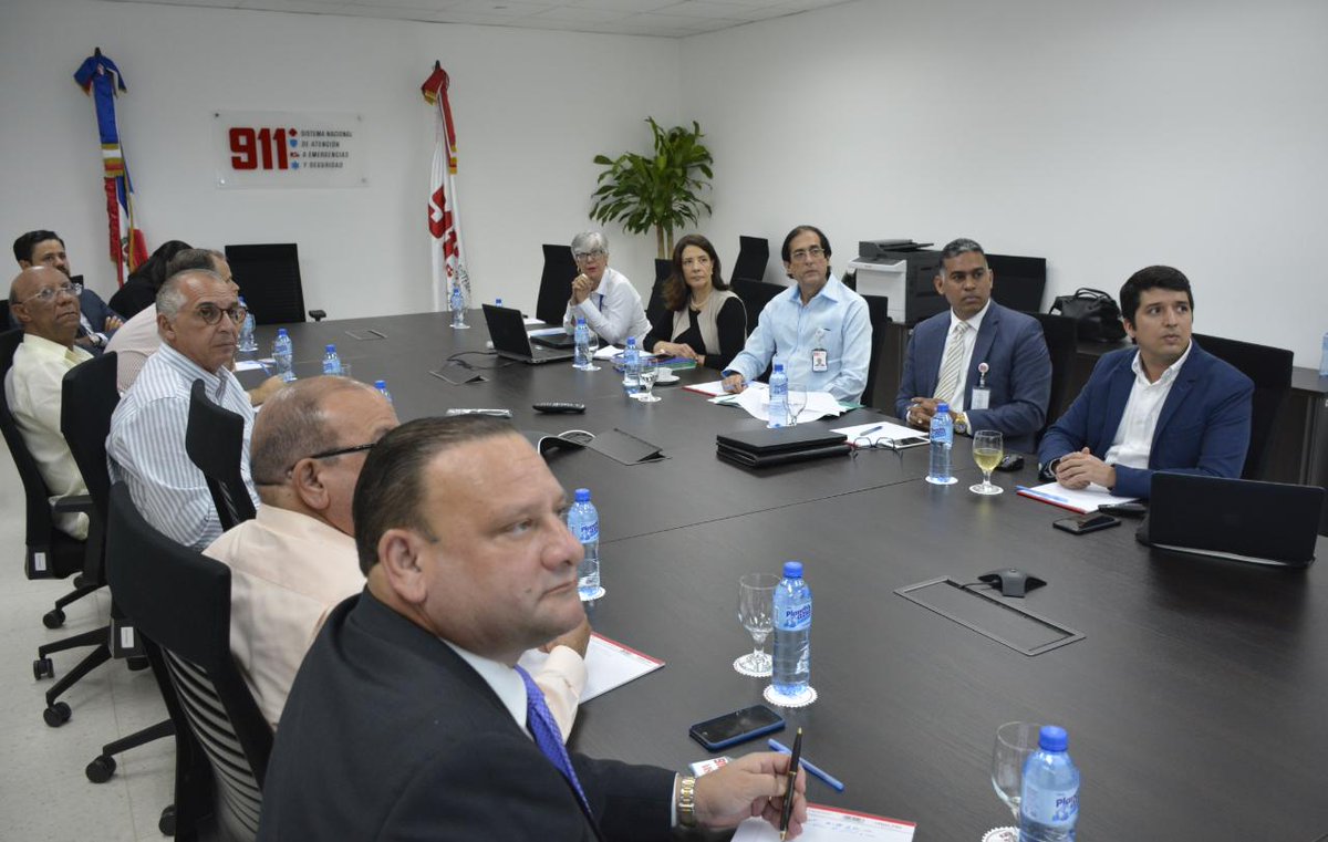 MinpreRD's tweet photo. El ministro @GMontalvoFranco conoce los avances del @Sistema911_RD Cibao y del estudio de mercado laboral que realiza #COCIPS para los jóvenes del área, además de revisar los próximos pasos para el rescate de la cuenca del Río Yaque del Norte, con la #CRYN. https://t.co/OfJriFha13