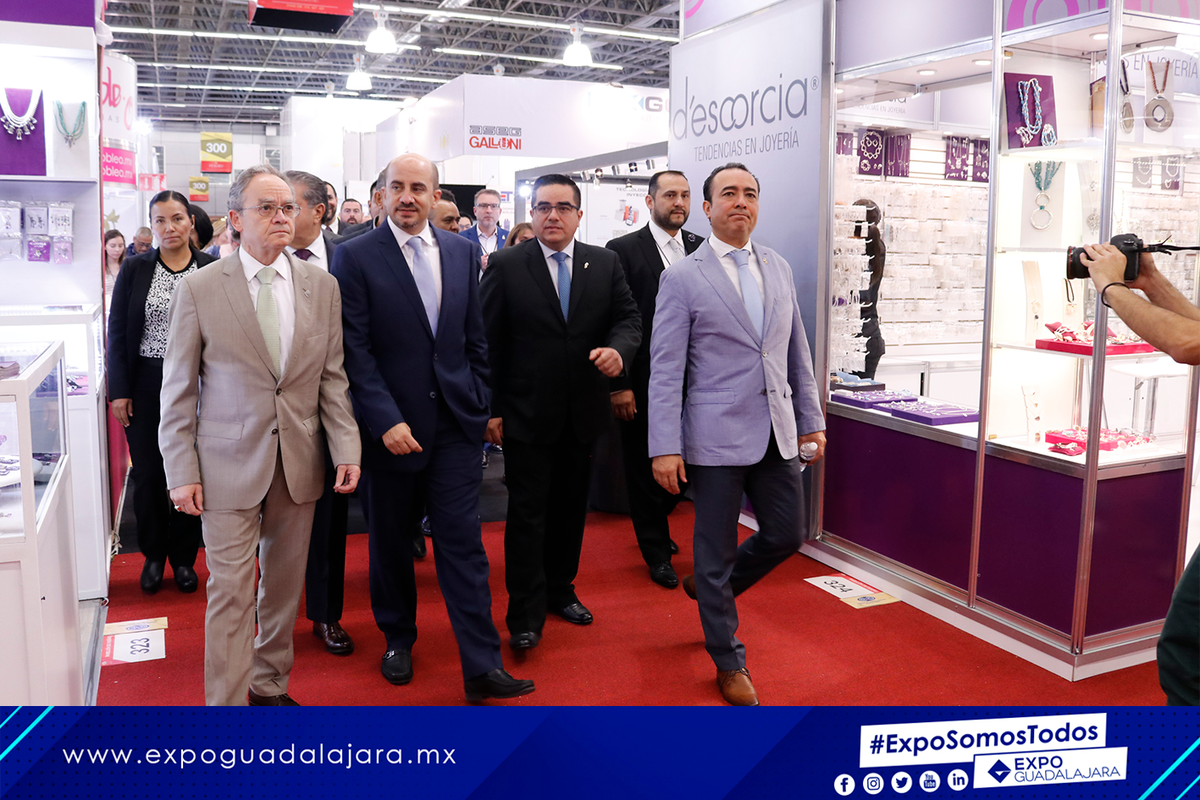 ExpoGuadalajara's tweet photo. Inauguración de #ExpoJoya en #ExpoGuadalajara ¡Bienvenidos a JOYA, el negocio de tu vida! https://t.co/7HfLsqPi2A