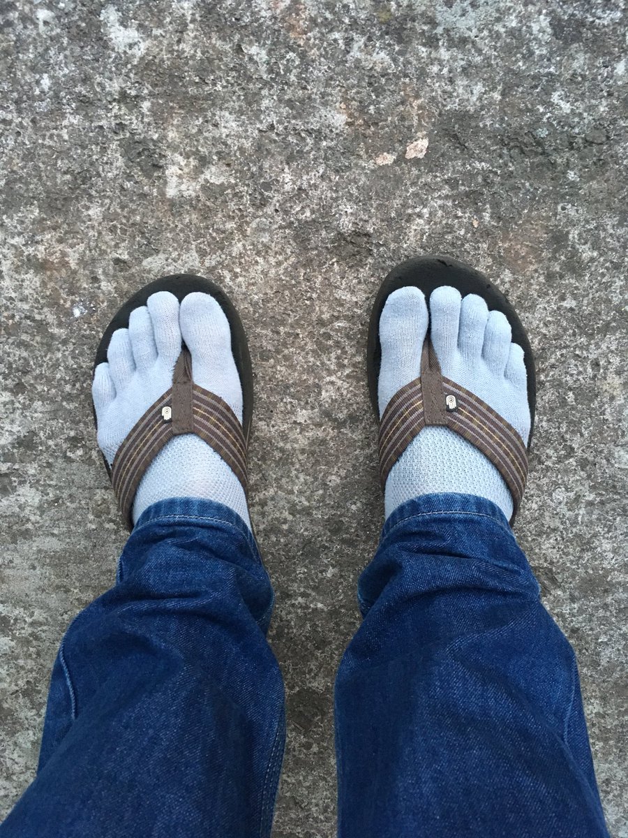 Jasonbailey1's tweet image. Does this look a bit wired to you? #barefoot #fivefingershoes -well, socks! They work great with flip flops though. Off for a #run #runninglife