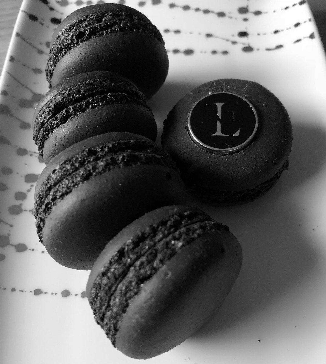 LuvienzParis's tweet photo. Caviar macaroon by Luvienz
#luvienz #perfectpairing #blacknectar #excellence #caviar #addiction #macaroons https://t.co/ZbE7vYpTX9