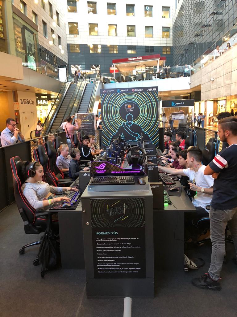 MallOfGamers's tweet photo. Y aquí estamos pasándolo en grande en @lilladiagonal disfrutando de #TriathGameLilla con @ASUSROGES @newskill_ES @RazorWorldwide #asusarmy ¿A qué esperáis para venir a jugar? https://t.co/9ZoJ5FESSK