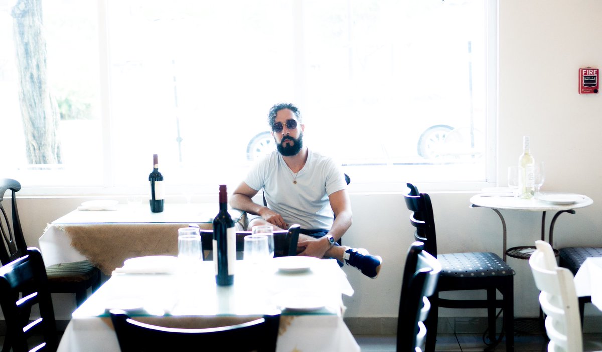 “Mesa para uno por favor” 
📷 @comediatropical