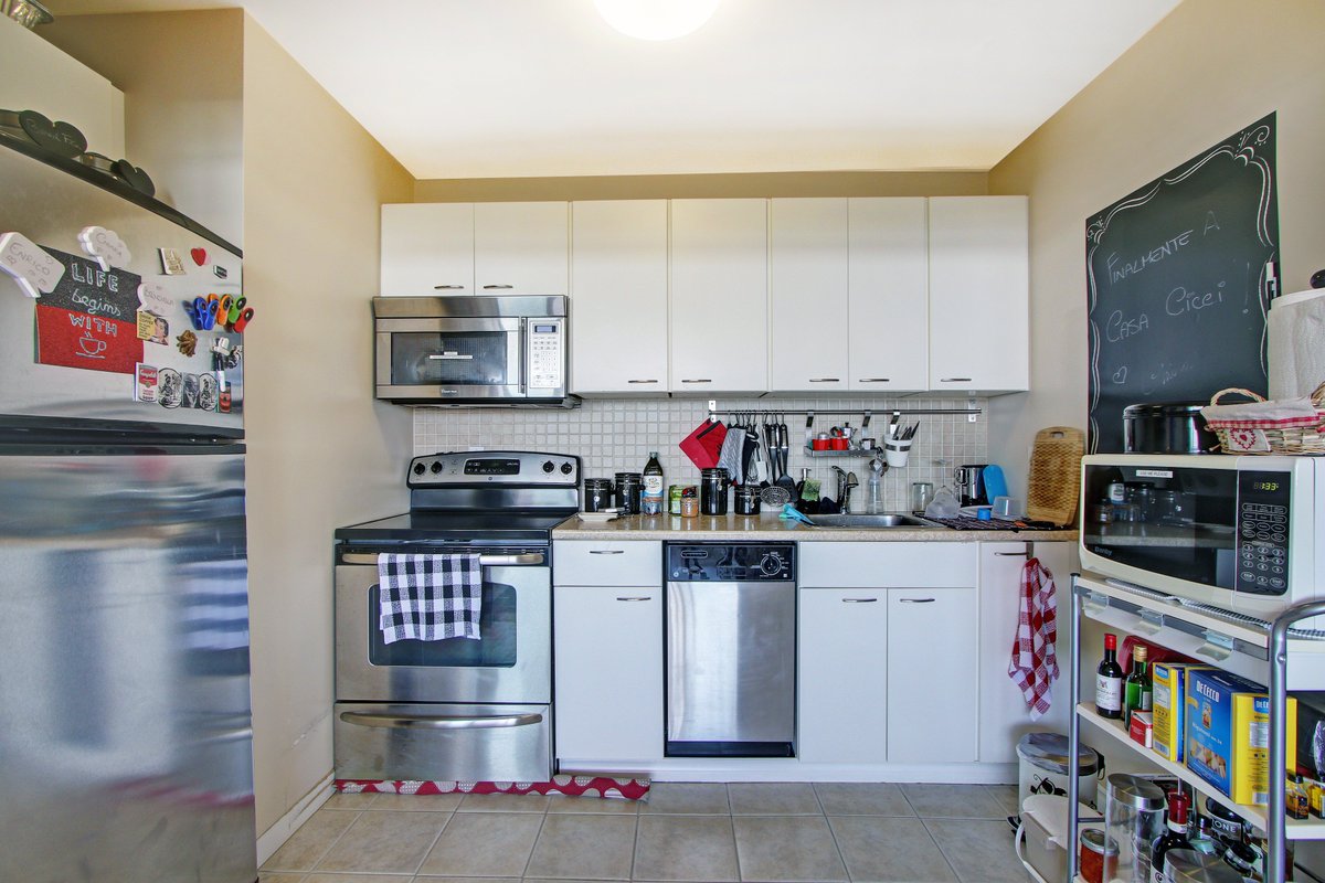 CoreAssetsRE's tweet image. Just bring your personal belongings, everything else is here! 1 bedroom furnished apt close to downtown. More photos + details here: bit.ly/2RhBeeF