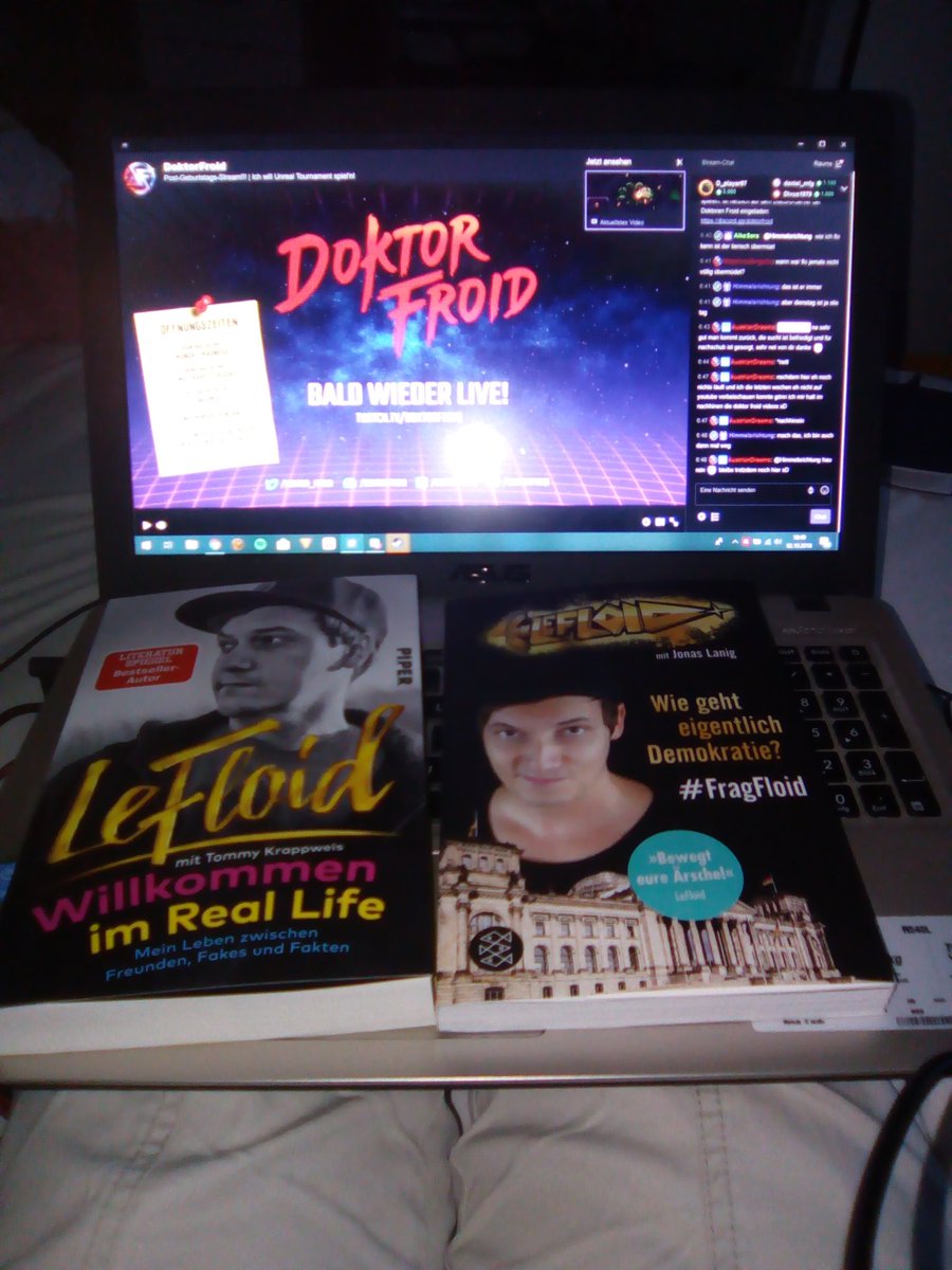 AikoSora01's tweet photo. Da wartet man auf den Time Travel Tuesday von @derOlliKanal auf den Twitch Kanal der @Doktor_Froid Jungs! Und reißt das angekommen Päckchen mit den Nagel neuen @LeFloid Buch auf! Endlich sind die beiden Bücher vereint!😊😍🍪 #superbuch @LeFloid https://t.co/DH5AEfCTLy