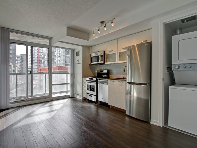 CoreAssetsRE's tweet image. A large master bedroom, great den w/ closet, stainless steel appliances, laminate floors throughout &amp;amp; a great courtyard view from your South-facing balcony. More photos + details: bit.ly/2P2LlSX