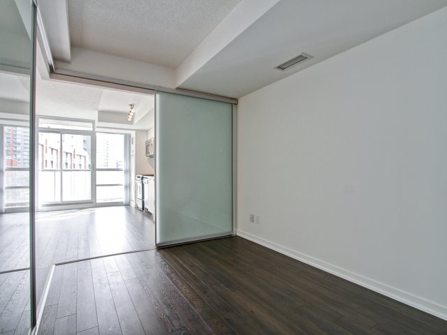 CoreAssetsRE's tweet image. A large master bedroom, great den w/ closet, stainless steel appliances, laminate floors throughout &amp;amp; a great courtyard view from your South-facing balcony. More photos + details: bit.ly/2P2LlSX