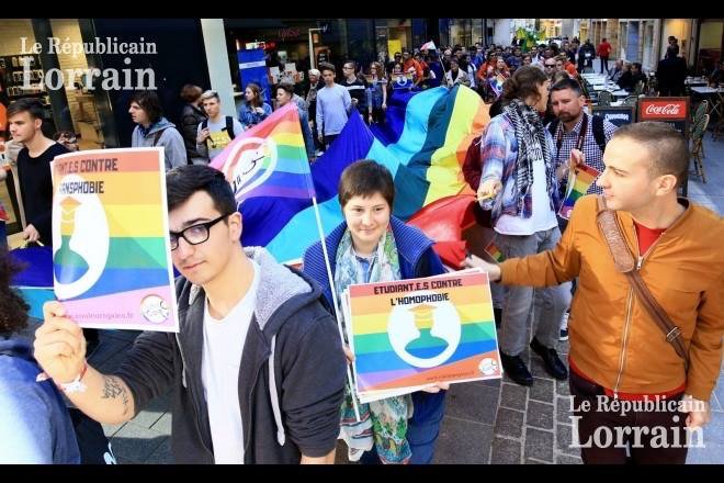 couleursgaies's tweet photo. ► ETUDIANT DANS MA VILLE
Couleurs Gaies 🏳️🌈 a participé au festival #EDMV 👩🎓
Pour l’occasion, des jeunes #LGBT sont venus de Trêves et de Sarrebruck en Allemagne 🇩🇪️ afin de défiler à nos côtés avec les étudiant.e.s ! https://t.co/GjOY2c580e